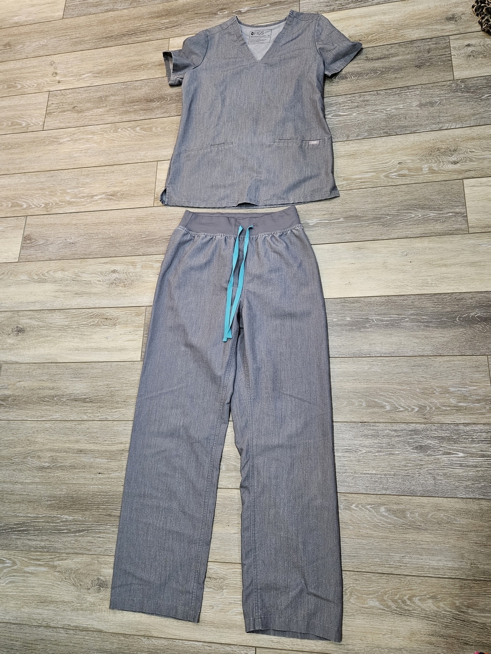 Women's Gray Straight-Leg Scrub Pants And Casma Shirt Set Size XS Top And S Pant
